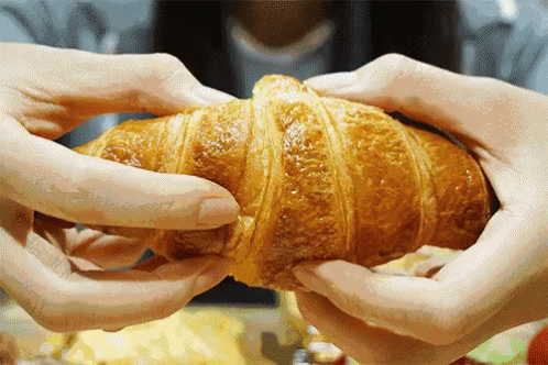 Rozrywanie croissanta  na dwie części